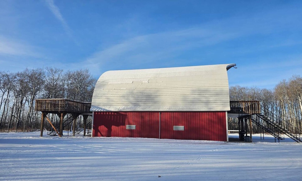 Division No. 16 House | Barn In The Bush- Room 2 Lower level 2 queen beds