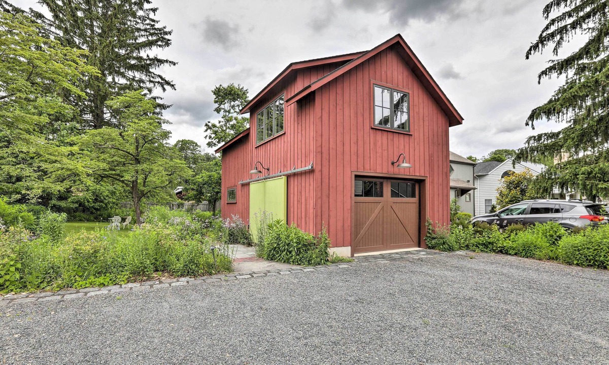 Titusville Apartment | Barn-Like Studio Suite w/Flowering Garden!