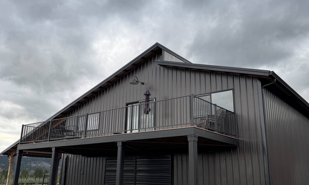 Gaston Apartment | Barn Loft Studio with Large Deck and Kitchenette Close to Hagg Lake and Wineries