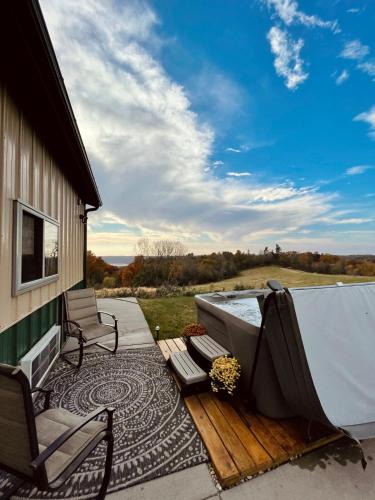 De Soto House | Barn On The Ridge - HOT TUB - Sleeps 6