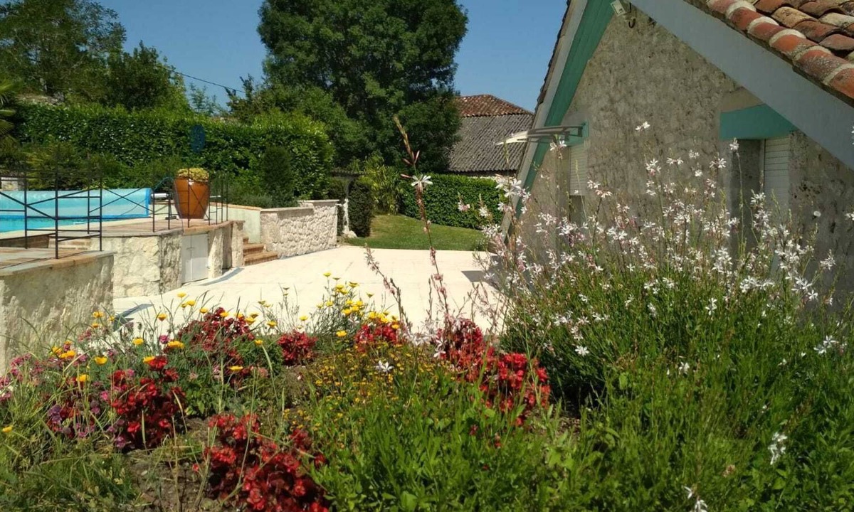 Montcabrier House | Barn standing between greenery and sunflowers completely independent.
