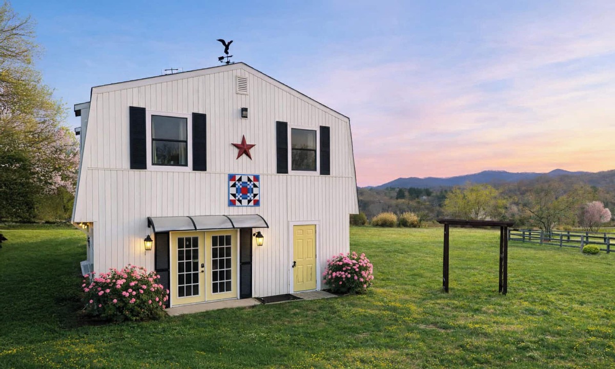 North Garden House | Barn Suite, Mountain Views & Hot tub, Pets OK!