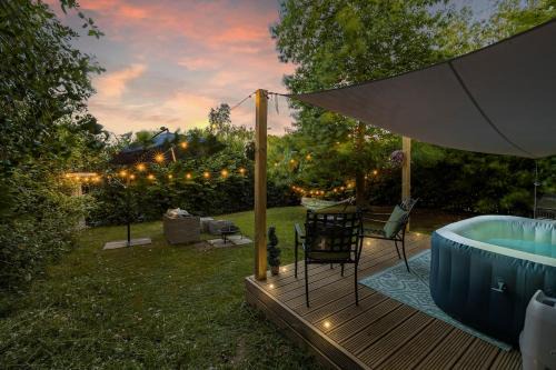 Uckfield House | Barn with Hot Tub, Pool Table & Pizza Oven