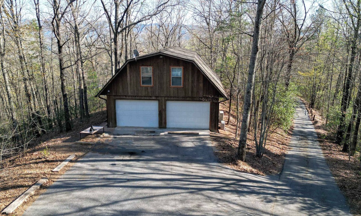 Andrews Cabin | Barndomenium 60 acre retreat