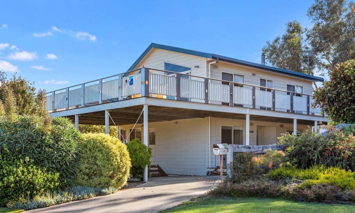 Apollo Bay House | Barrabay - Linen Provided & Pet Friendly Inside/Out