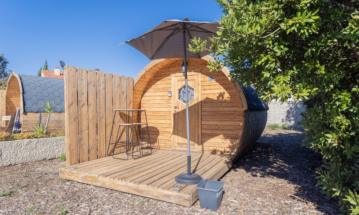 Saint-Andre Ski Chalet | Barrel Orange Apartment with Mountain View, Private Terrace & Air Conditioning