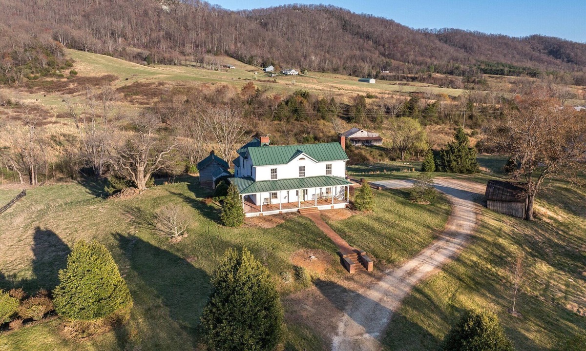 Nelson House | Barrel Sauna, Hot Tub & Views