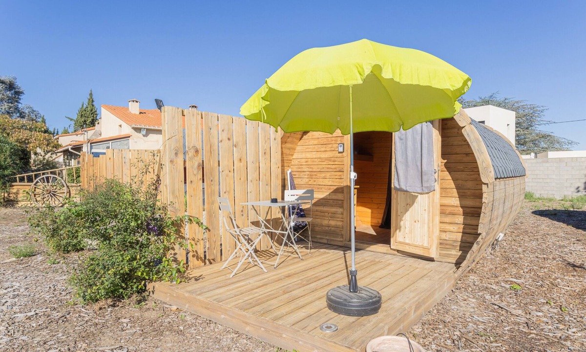 Saint-Andre Ski Chalet | Barrel Violet Apartment with Mountain View, Wi-Fi, and Air Conditioning