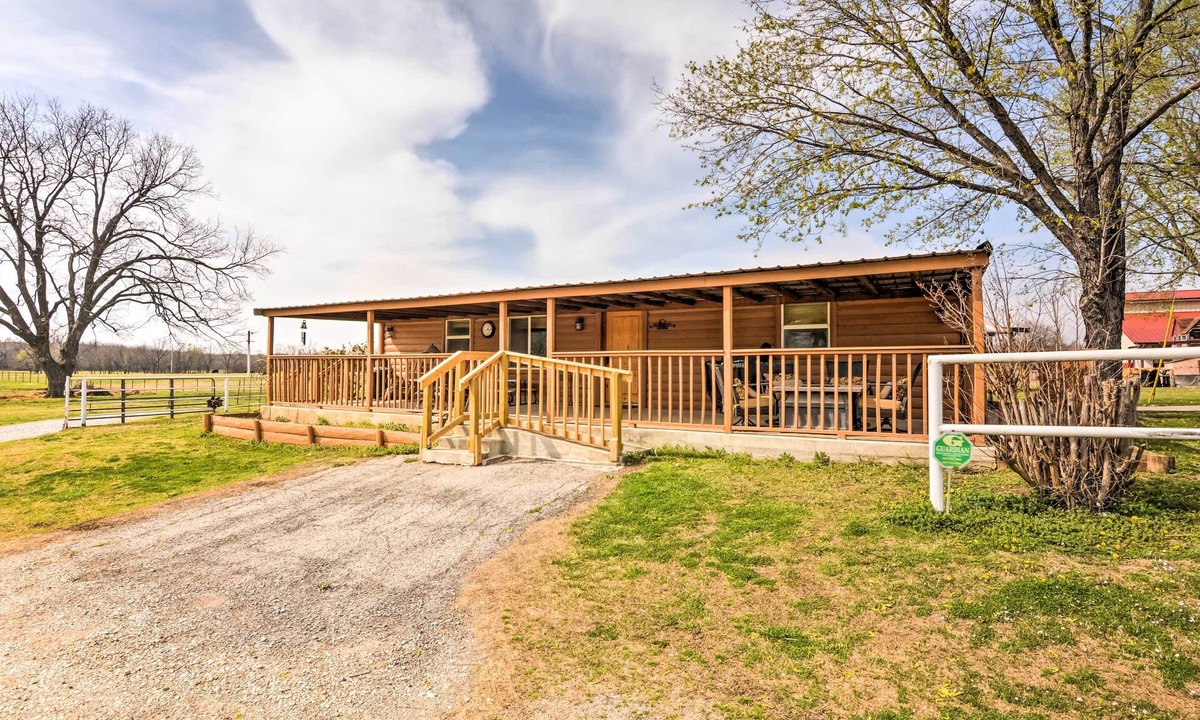 Bartlesville Cabin | Bartlesville Cabin w/Pool, Hot Tub & Trampoline!