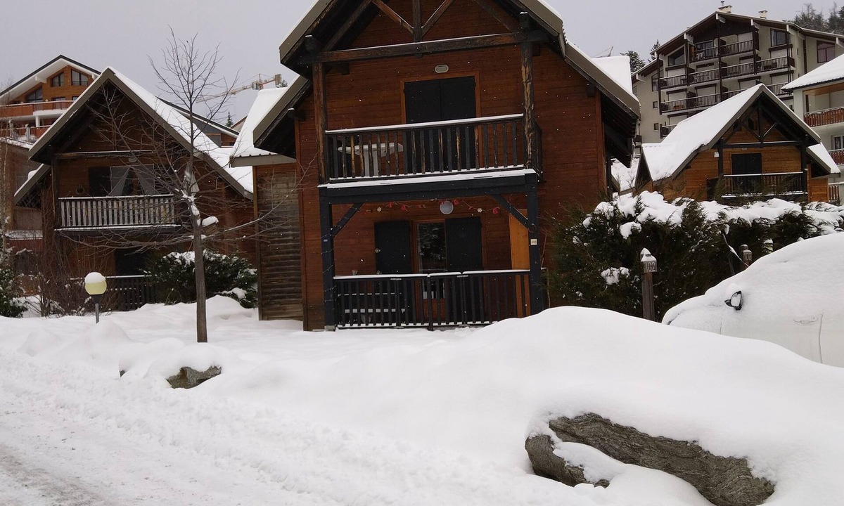 Saint-Etienne-de-Tinee Ski Chalet | bas de Chalet Avec Jardinet Devant