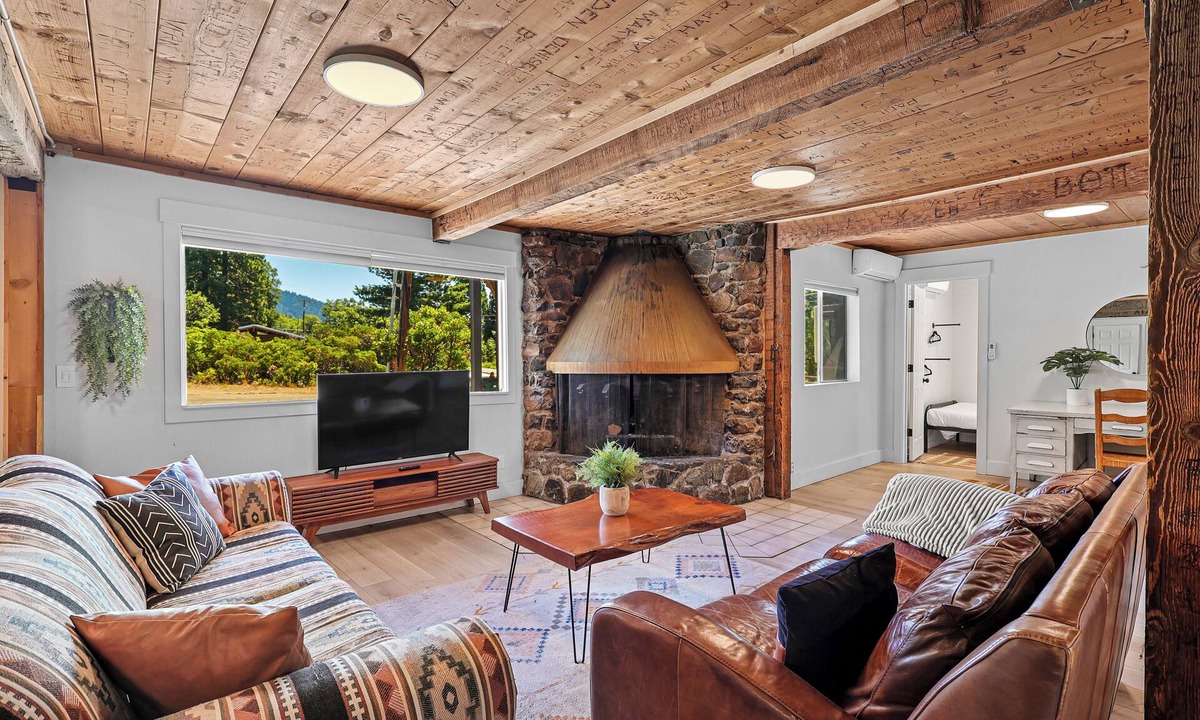 Mount Shasta Cabin | Basecamp Lodge - Cabin 4