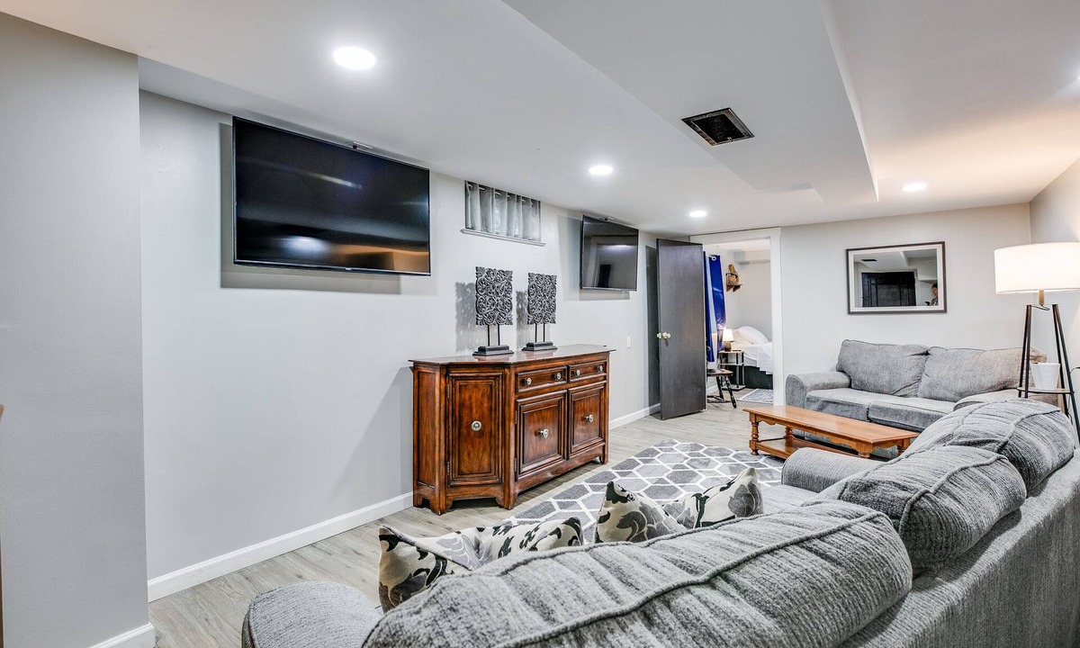 Harters Heights House | Basement Unit—Walk to ND