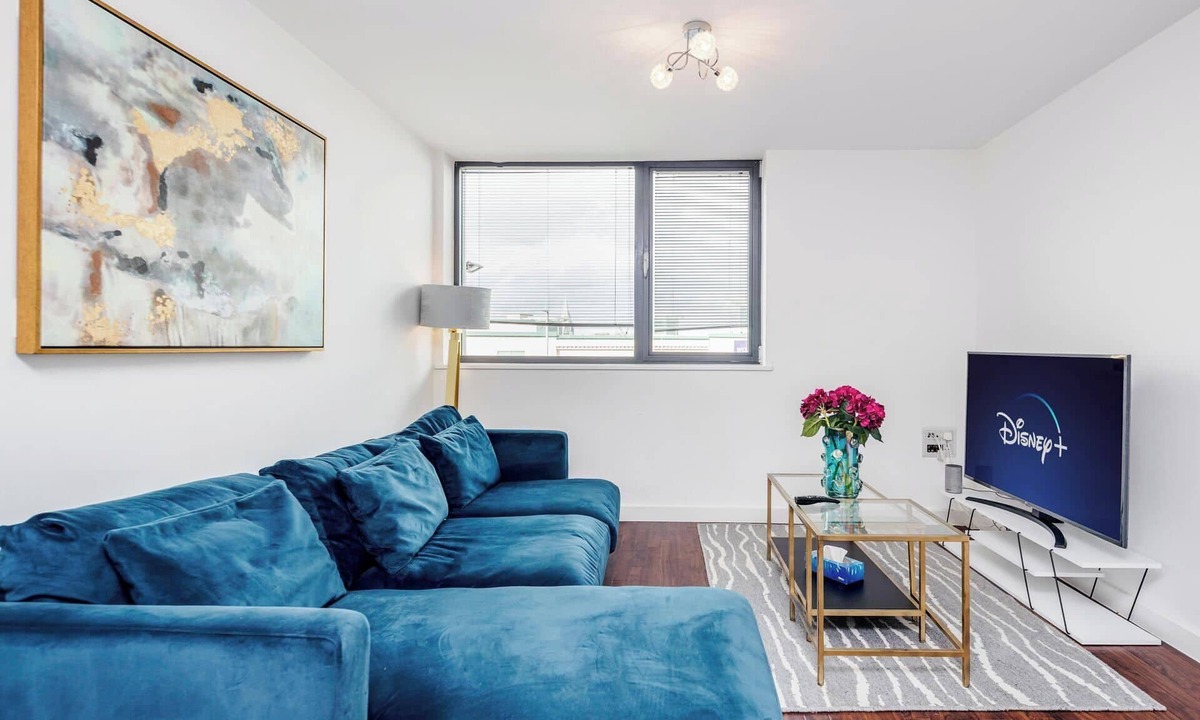 Basildon Apartment | Basildon, 2-Beds, Sleeps 5 near Train Station