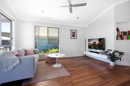 St. Georges Basin Villa | Basin Breeze Retreat Private House with Shared Pool