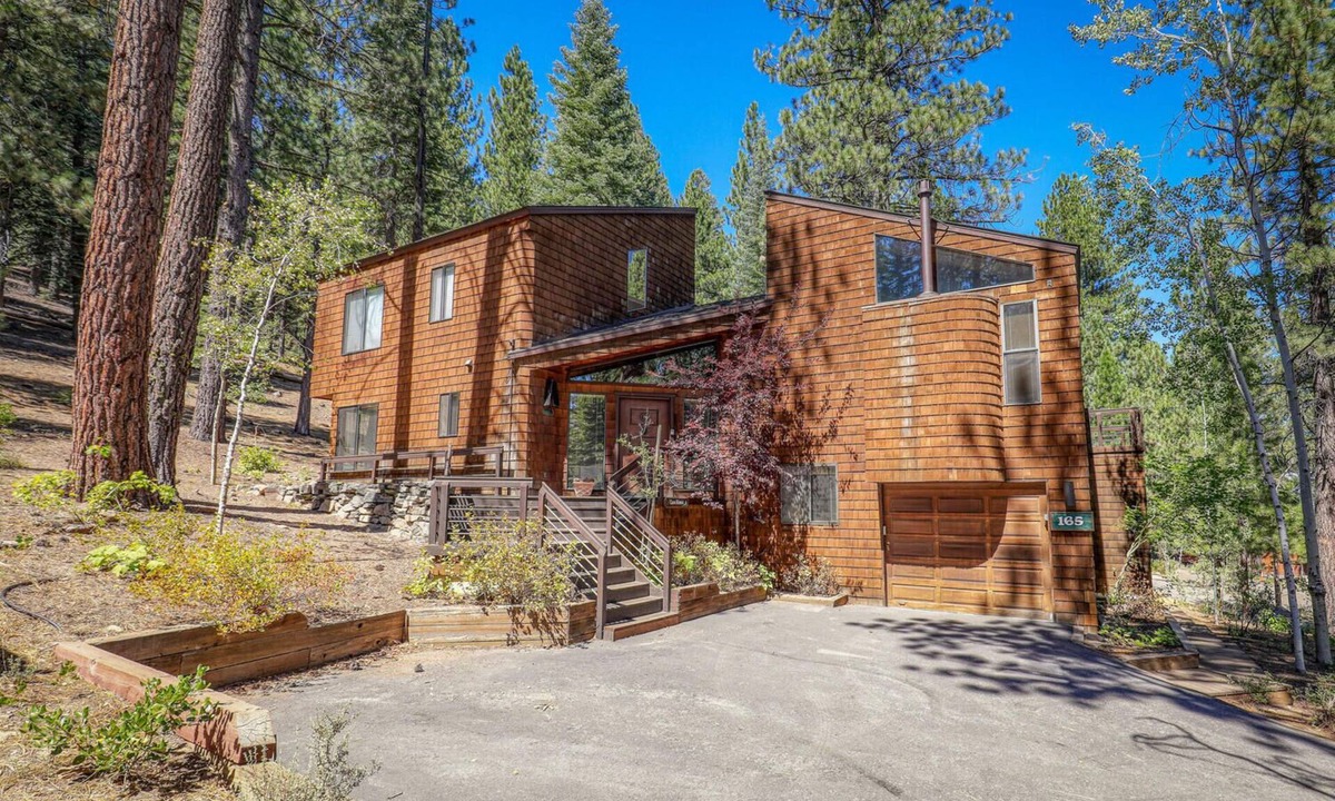 Truckee House | Basque Lodge- Ski Shuttle to Lifts- Pet Friendly- Gym and Pool Access