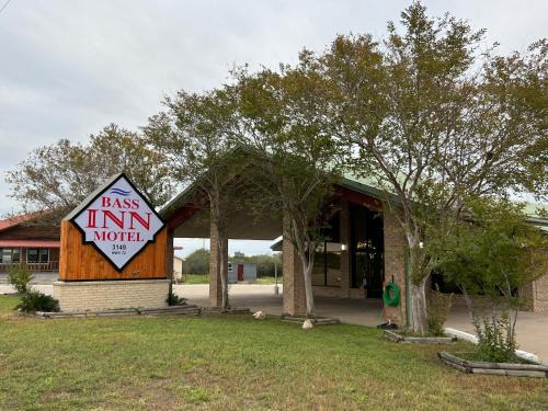 Three Rivers Hotel | Bass Inn - Choke Canyon National Park