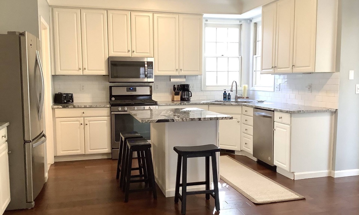 Westlake House | Basset Rd - Spacious & Newly Updated