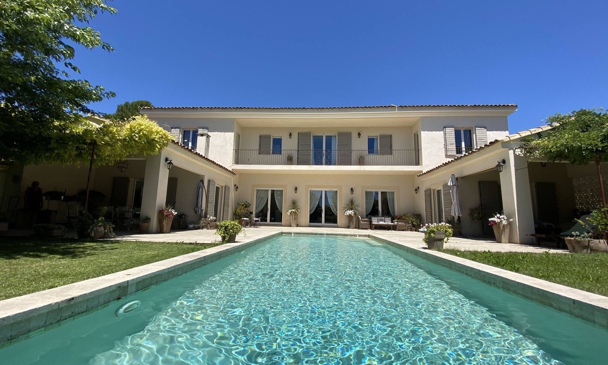 Nord House | Bastide 450 m2 air-conditioned 5min walk to historic center heated pool