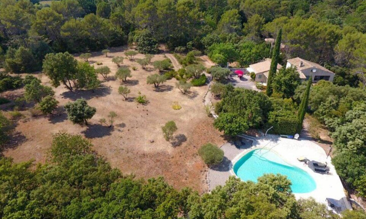 Salernes Cottage | Bastidon, gîte in a peaceful setting between olive trees and swimming pool