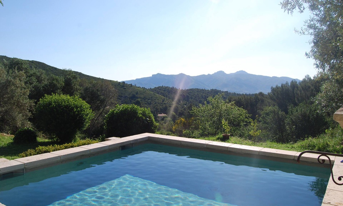 Aubagne Villa | Bastidon in the heart of the Garlaban hills with breathtaking views of the Sainte Baume mountain range