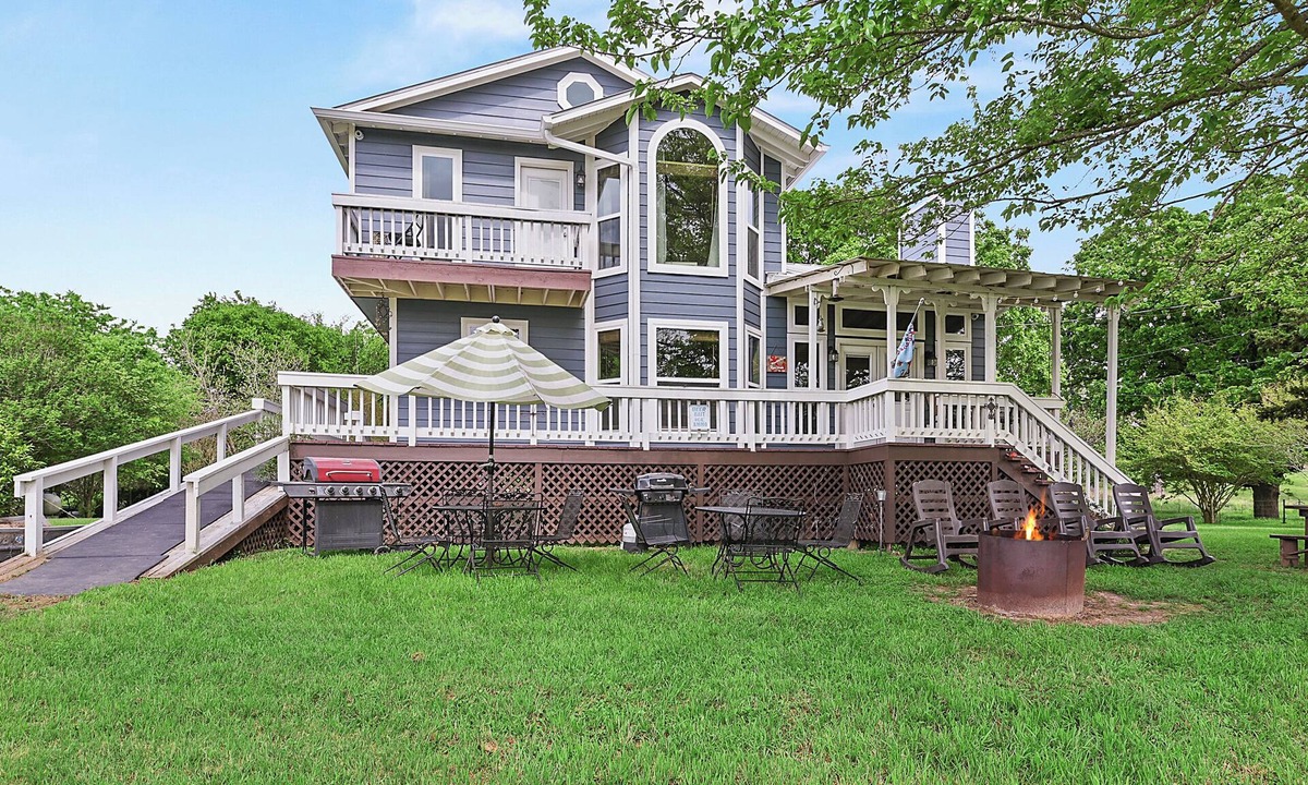 Smithville House | Bastrop/Smithville Beauty on the Colorado River