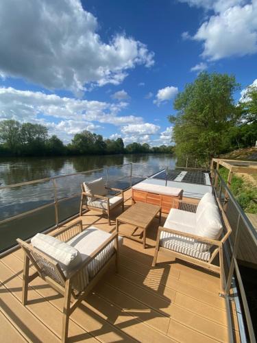 Montreuil-Juigne Boat Rental | Bateau logement tout confort, vue magique!