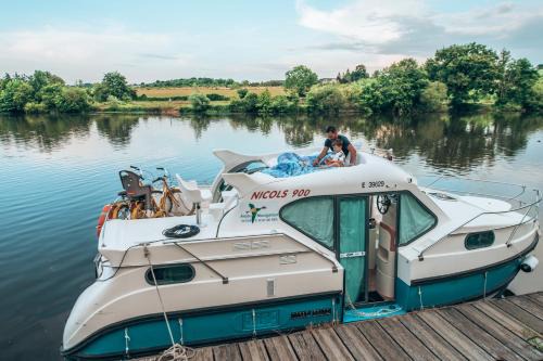 Grez-Neuville Boat Rental | Bateau sans permis 2 cabines 6 couchages