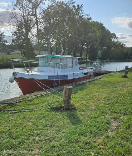 Labastide-d'Anjou Boat Rental | bateau tinkerbell