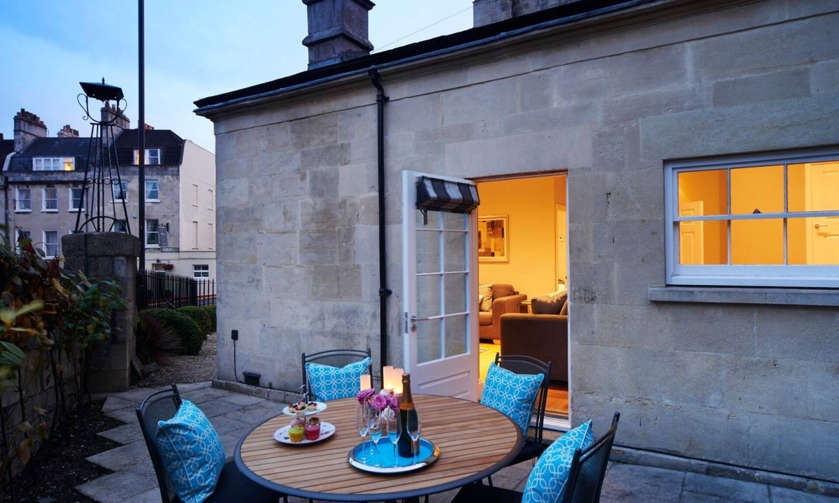 Bath Cabin | Bath Circle Camden Lodge House
