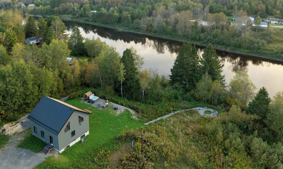 Mauricie Ski Chalet | Batiscan - Waterfront, Private Spa & Sauna