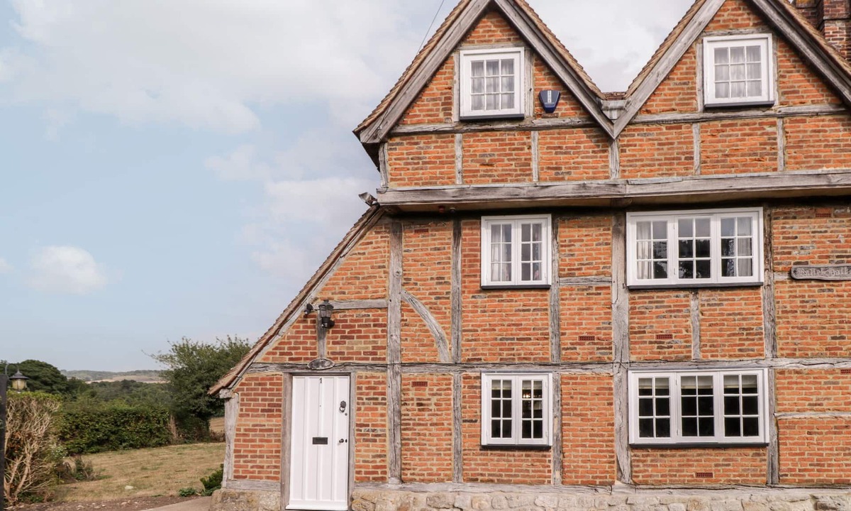 Maidstone Cottage | BATTEL HALL COTTAGE, pet friendly, with open fire in Harrietsham
