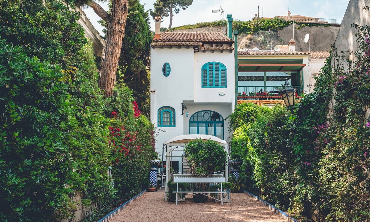 Caldes d'Estrac House | Baulenas House. A beautiful modernist beachfront house