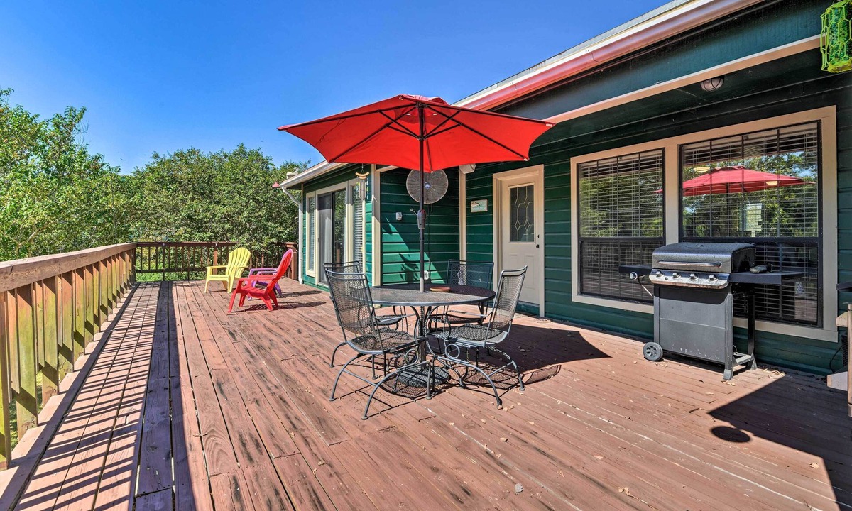 Long Mott House | Bay Access & Dock: Riverfront Tivoli Escape