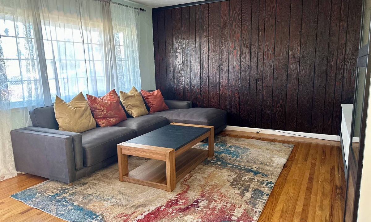 Hayward House | Bay area Gateway near bart train with big front and back yard