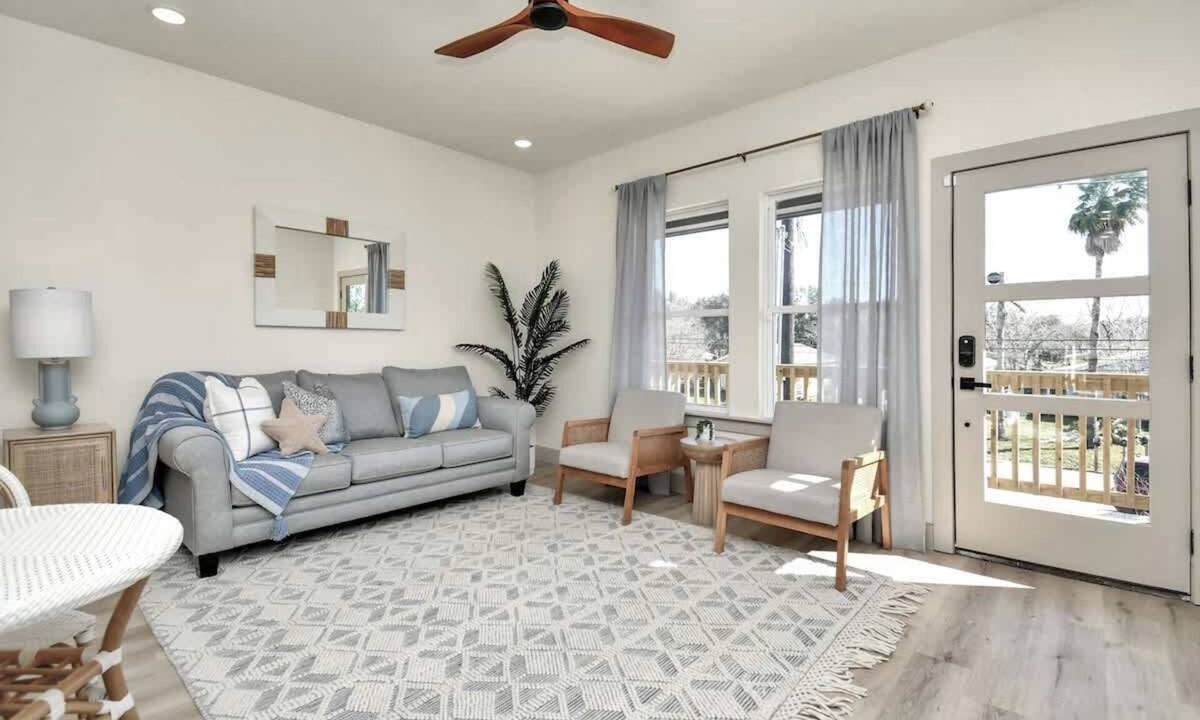San Leon House | Bay Breeze Bungalow - Game Room & Pet Friendly