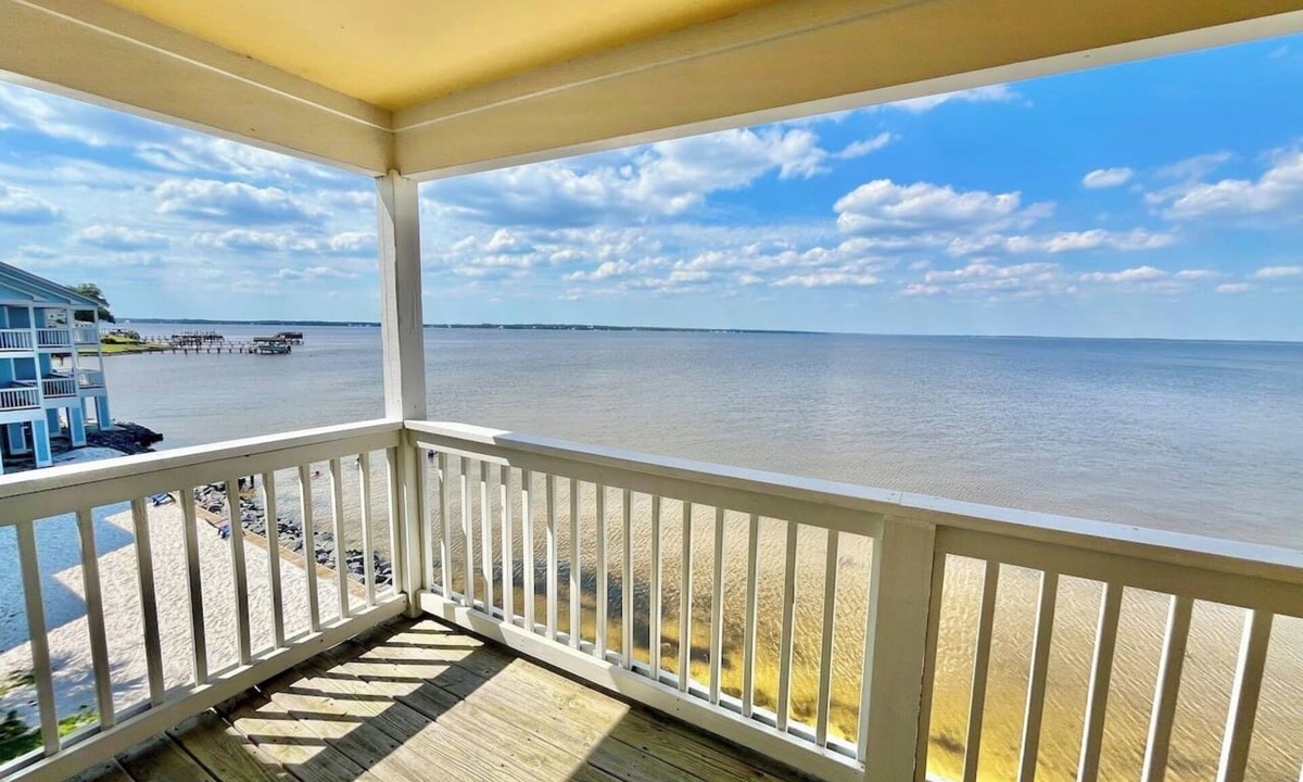 Innerarity Townhomes House | Bay Breeze: Gorgeous Waterfront Unit with Kayaks!