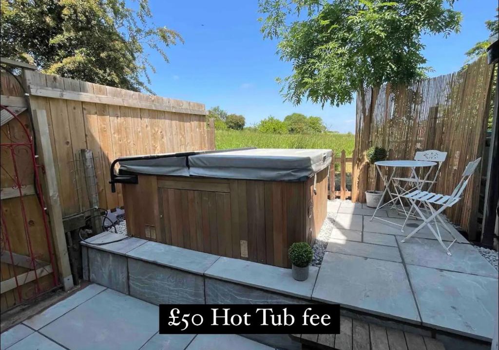 Snitterfield House | Bay Cottage, Hot Tub