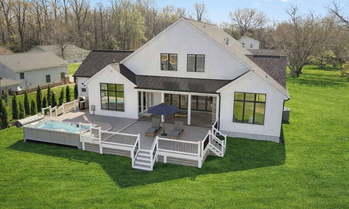 Mount Holly House | Bay Dreaming | Waterfront Retreat with Swim Spa & Stunning Sunset Views