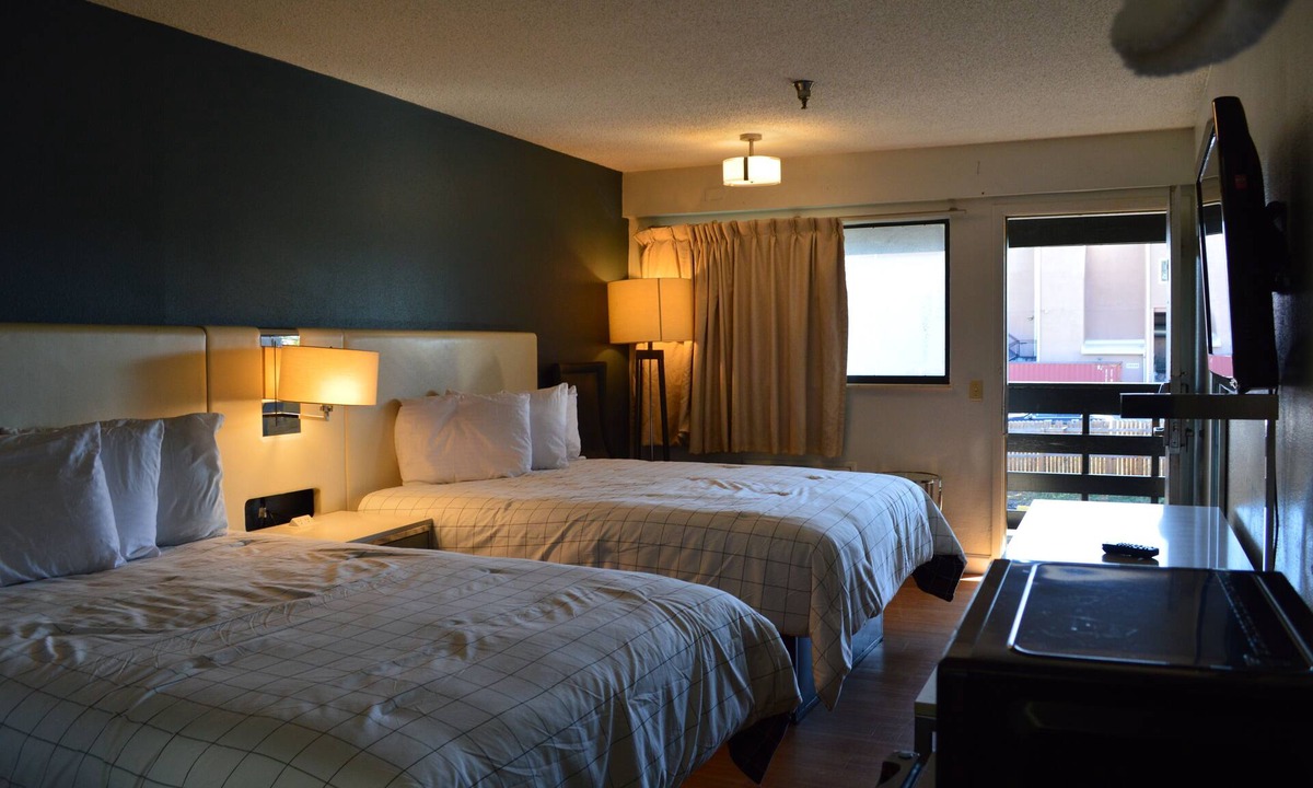 Bearss Plaza Hotel | BAY INN