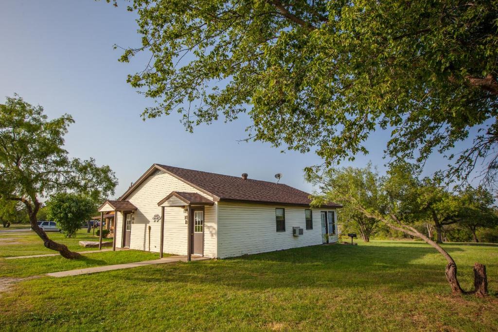 Bridgeport Resort | Bay Landing Camping Resort Deluxe Cabin 29
