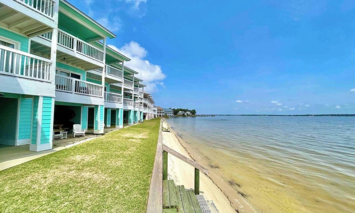 Innerarity Townhomes House | Bay Paradise: Paddle Boards, Kayaks, & Waterfront!
