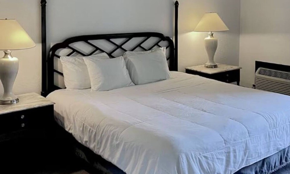 Bay City Hotel | Bay Valley Lakeside Stay – Golf Course Access & Peaceful Views