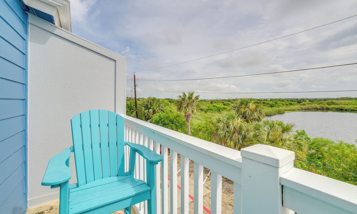 Galveston Condo | Bay View, Pool Access: Romantic Galveston Retreat!