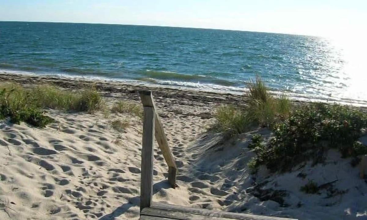 North Truro Apartment | BAY VIEWS, BEACH ACROSS STREET, GREAT DEAL!