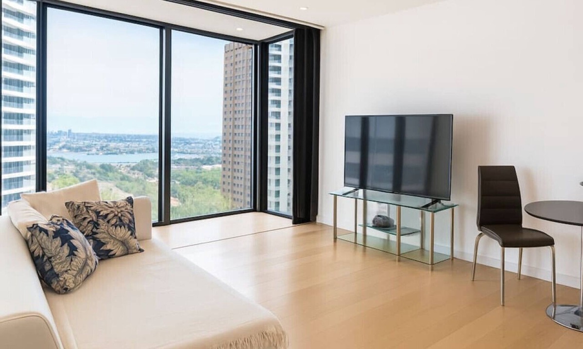 St. Leonards Apartment | Bay Views Prime Location Retreat