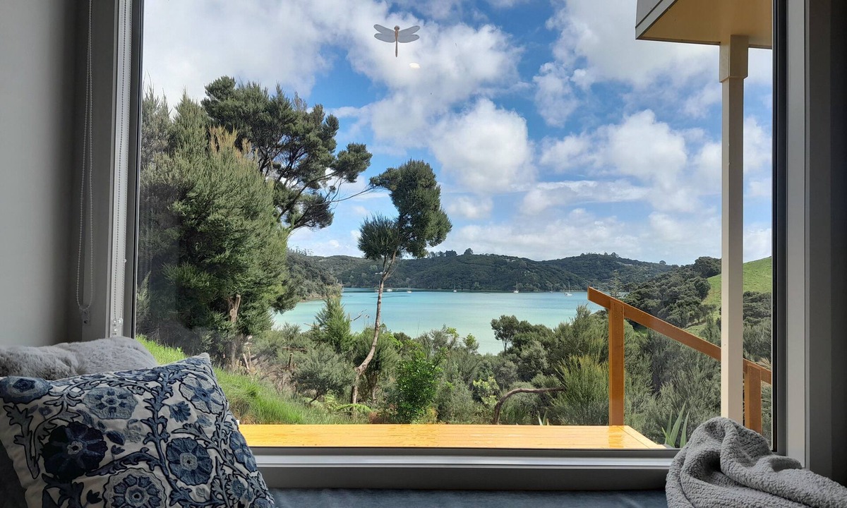 Russell Cottage | Bay views, sunsets & relaxation await.