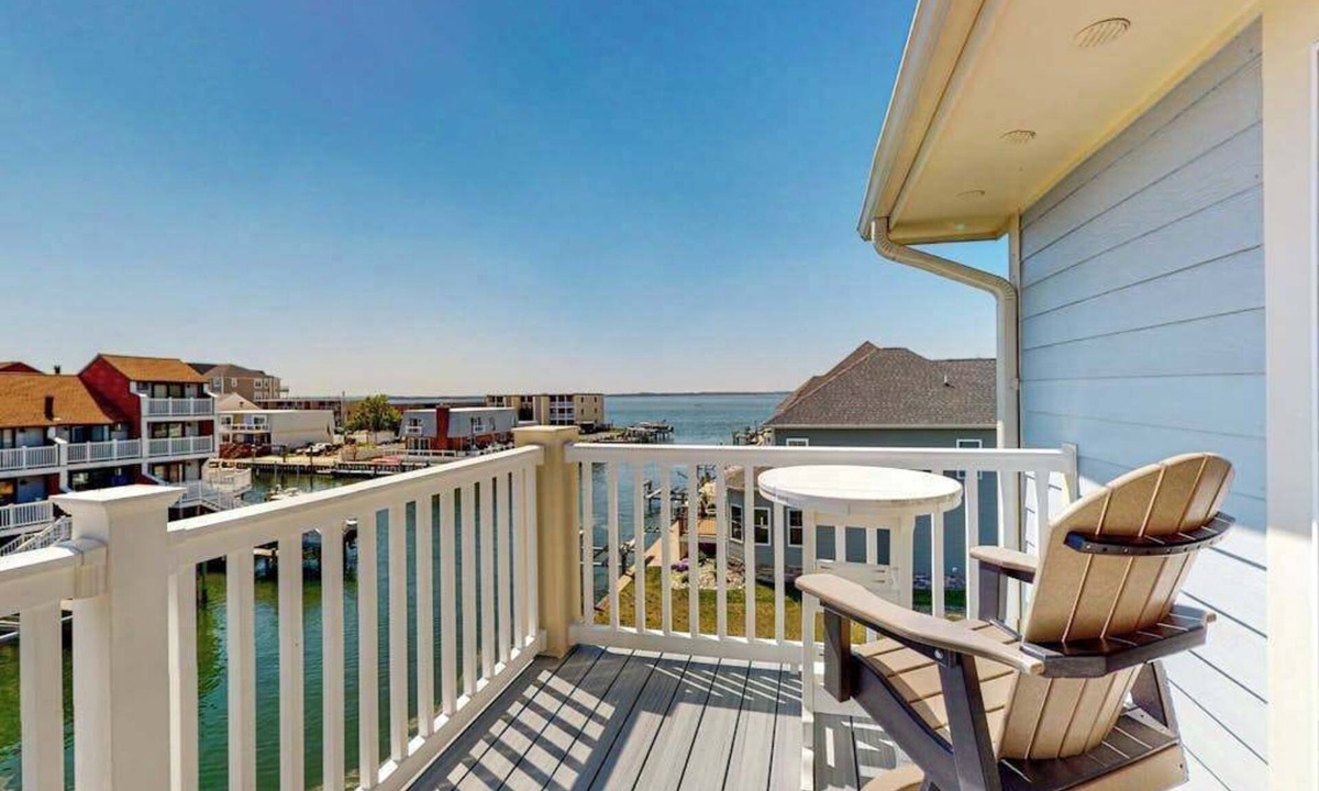 Heron Harbour Isle Condo | Bayfront, 3rd-floor condo with great deck, sunset view, pool, piers & central AC