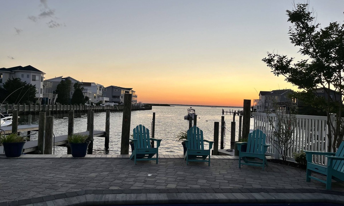 Ship Bottom House | Bayfront 6BR w Heated Pool & Dock Rooftop Easy Walk to Beach
