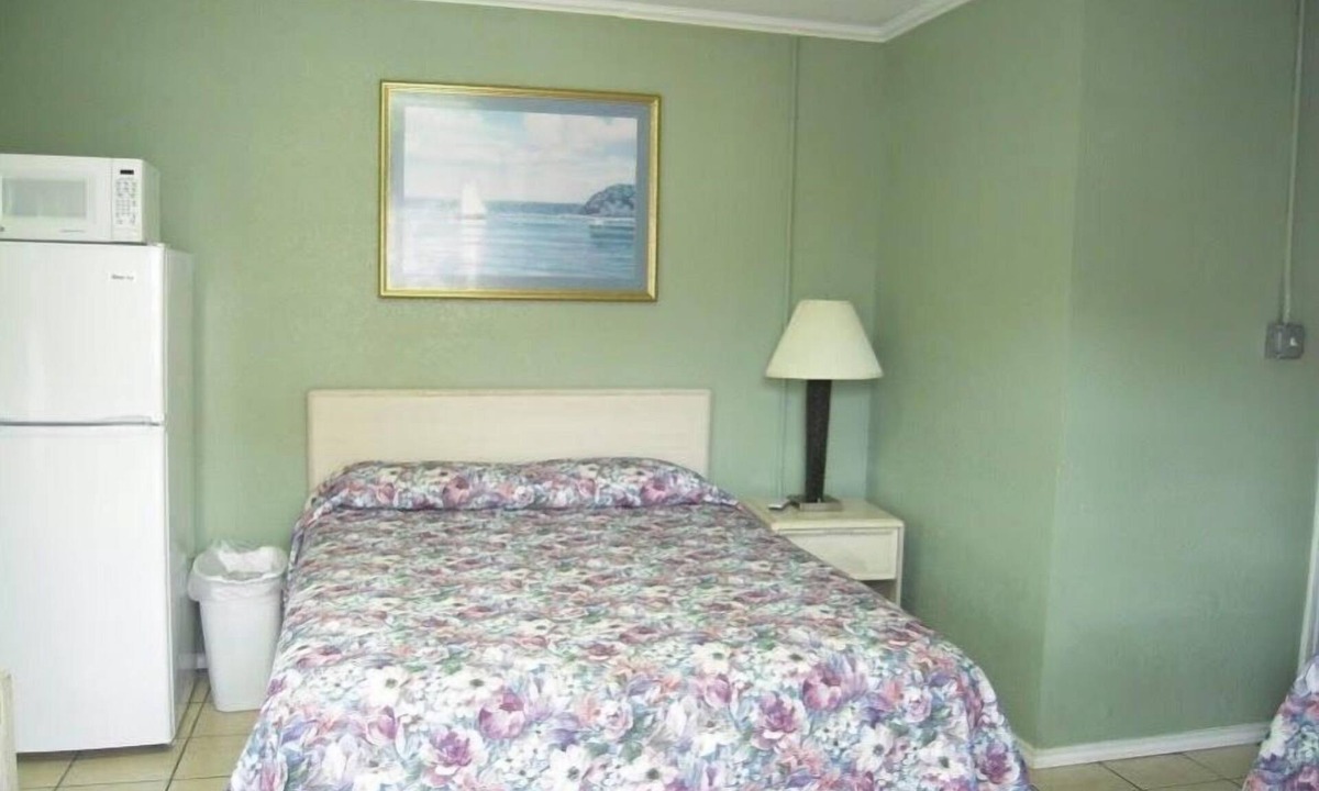 Fulton House | Bayfront Cottage Room 11