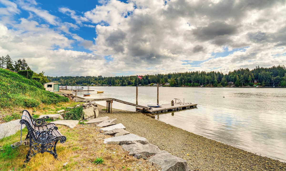 Vaughn House | Bayfront Home w/Private Beach in Vaughn!